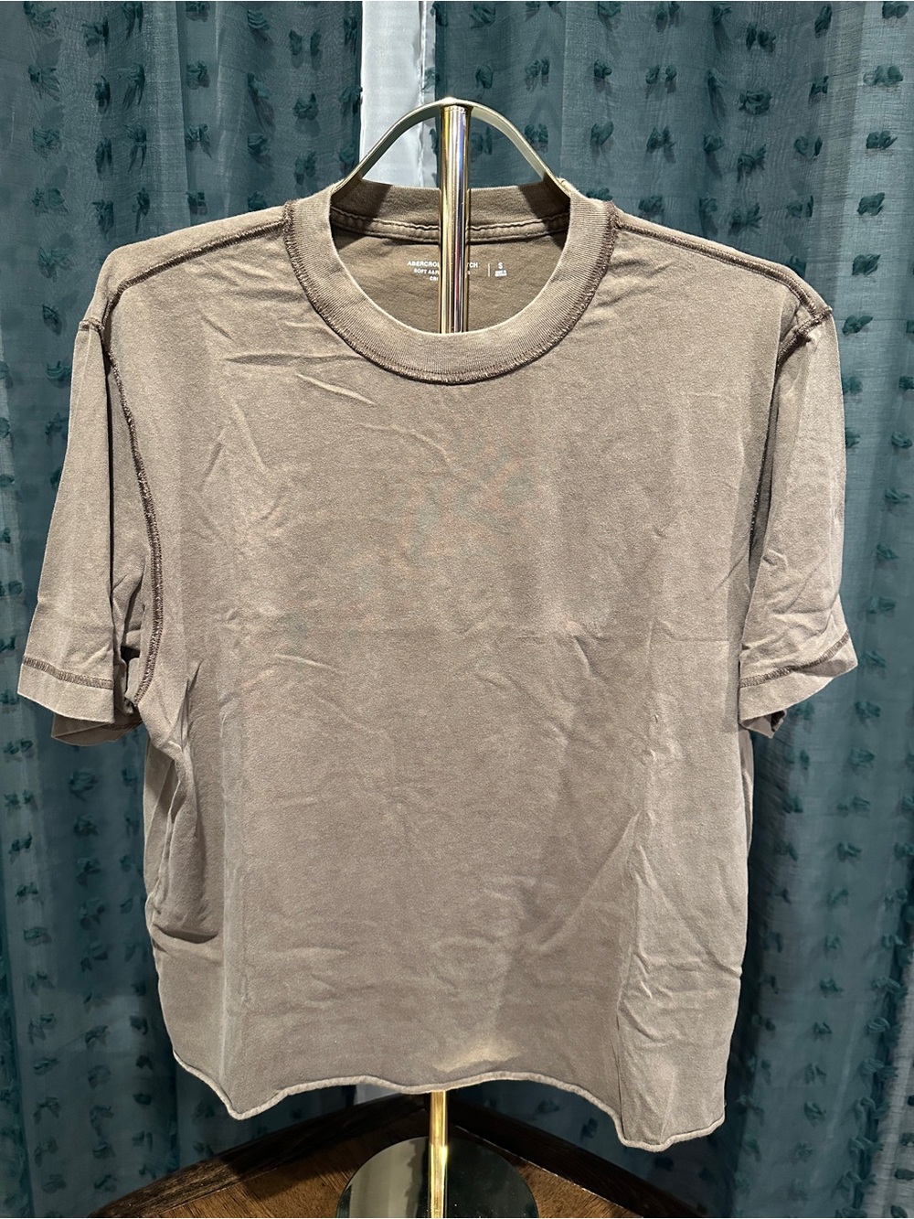 Abercrombie Men’s Vintage-Inspired Cropped Tee